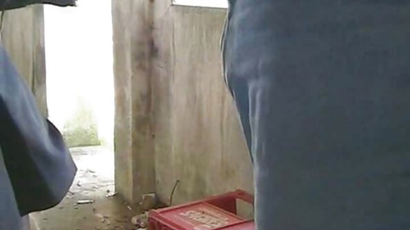 Cara, mãe carregando vídeo pornô brasileiro gratuito dois pompons gigantes