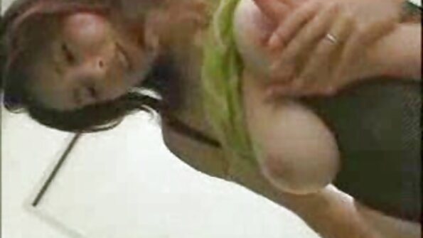 Adolescente video de sexo brasileiro gratis esguio ajoelhado e chupando pau